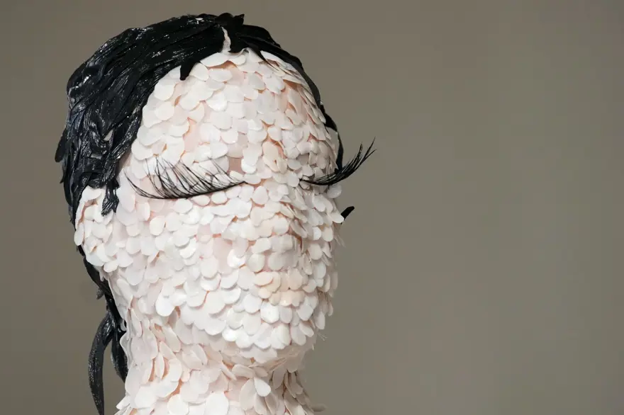 Her detay şaşkınlık yarattı: Paris Moda Haftası'nda "robot bebek" 1 Her detay şaşkınlık yarattı: Paris Moda Haftası'nda "robot bebek" 1