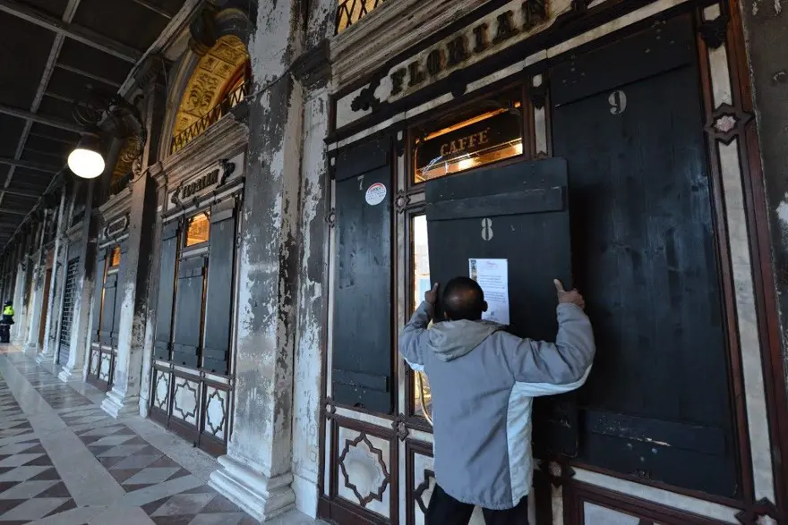 İtalya'da kız kardeşi karantinada ölen İtalyandan isyan çağrısı: Yardım edin 50