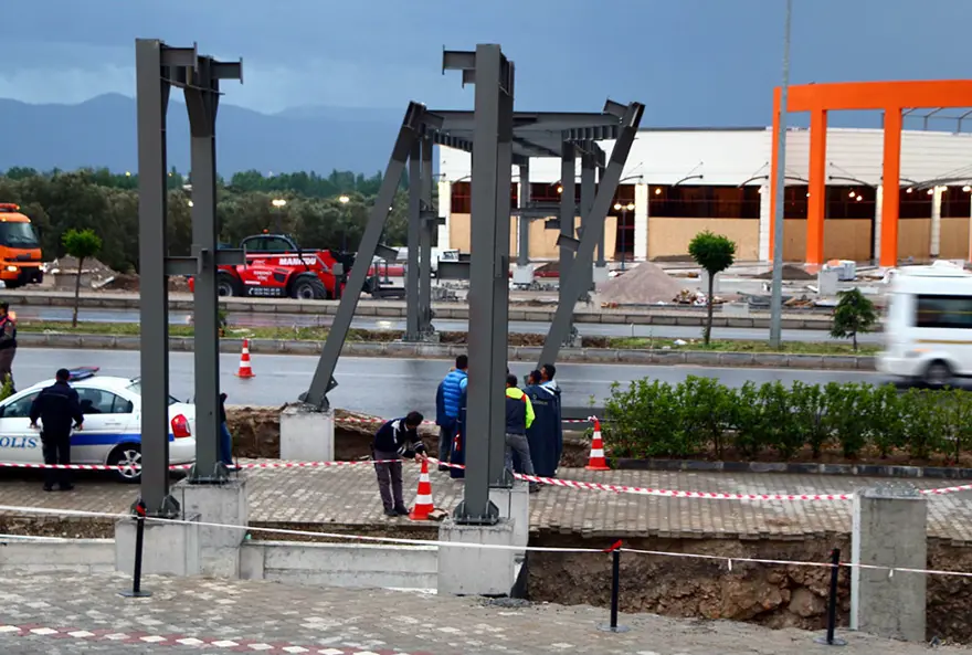Kamyon taşıyan TIR üst geçide çarptı 1