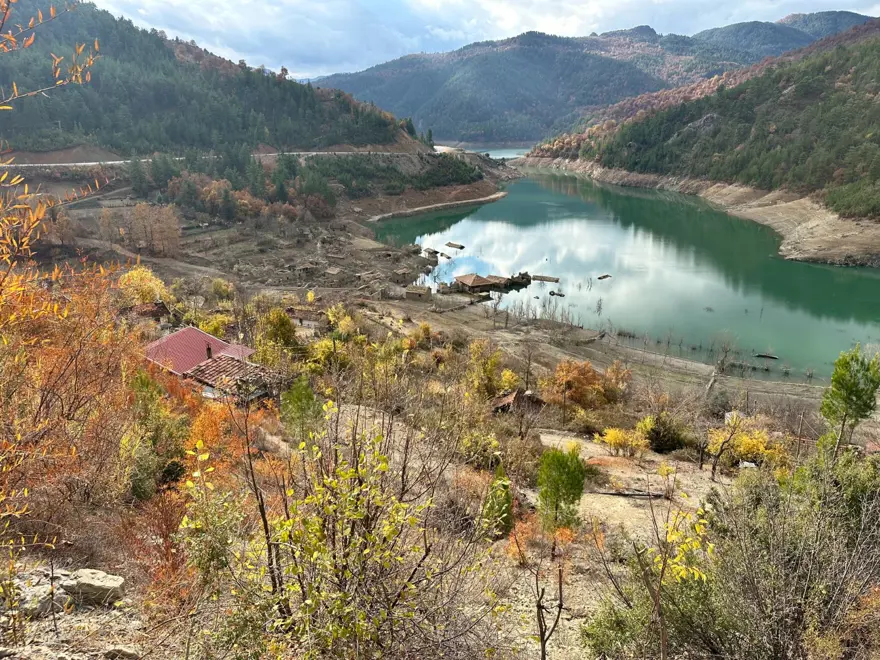 Isparta'da sular altında kalan köy kartpostallık görüntü oluşturdu 4