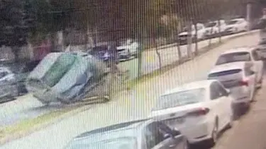 Sürücü direksiyon hakimiyetini kaybetti, otomobil ağaca çarptı