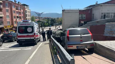 Otomobil, kırmızı ışıkta bekleyen araca çarptı: 5 yaralı