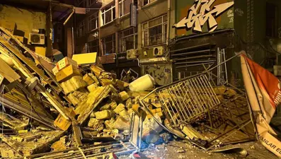 Patlama sesi duyuldu: Beyoğlu'nda bina çöktü
