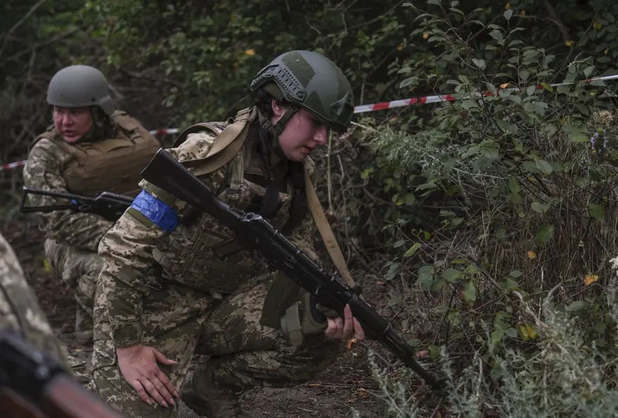 Ukraynalı kadınlar cephede görev almak için hazırlık yapıyor 34 Ukraynalı kadınlar cephede görev almak için hazırlık yapıyor 34