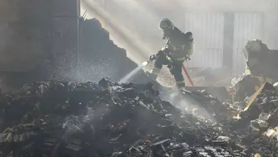 Temizlik malzemesi olan depoda yangın