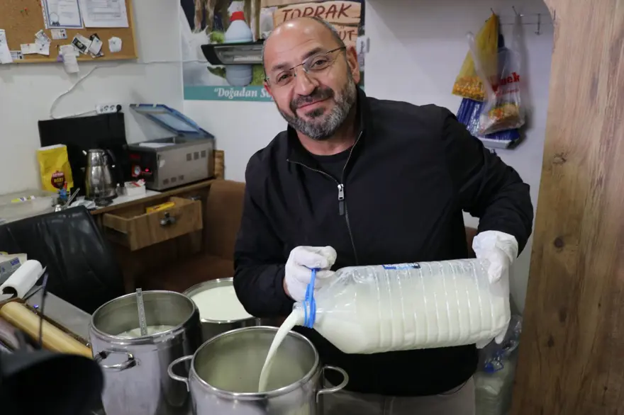 Bir bardak süt ile önyargıları yıktı: Sabah okula giden çocuklara dağıttı 2