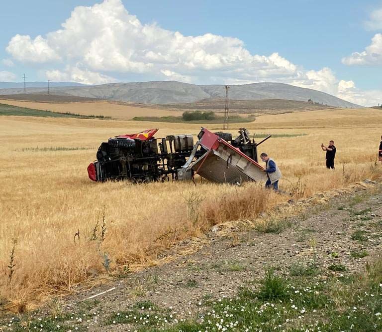 Yangına giden itfaiye aracı devrildi: Yaralı itfaiye eri hayatını kaybetti