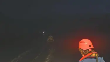 Çanakkale Boğazı'nda sürüklenen tekne kurtarıldı