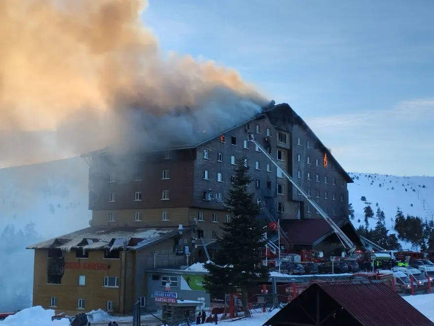 Kartalkaya'da otel yangını | Ölümden çarşaflarla kurtulmaya çalıştılar: Yardım edin, nereden çıkacağız? 2
