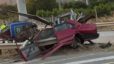 Hurdaya dönen araçtan fırladı, can verdi