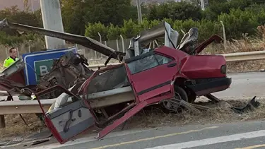 Hurdaya dönen araçtan fırladı, can verdi