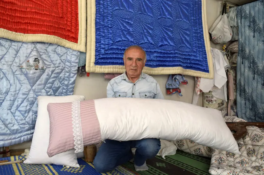 Uzun yastık, yerini "küstüm yastığı"na bıraktı: 50 yıldır bu işi yapıyor 4 Uzun yastık, yerini "küstüm yastığı"na bıraktı: 50 yıldır bu işi yapıyor 4