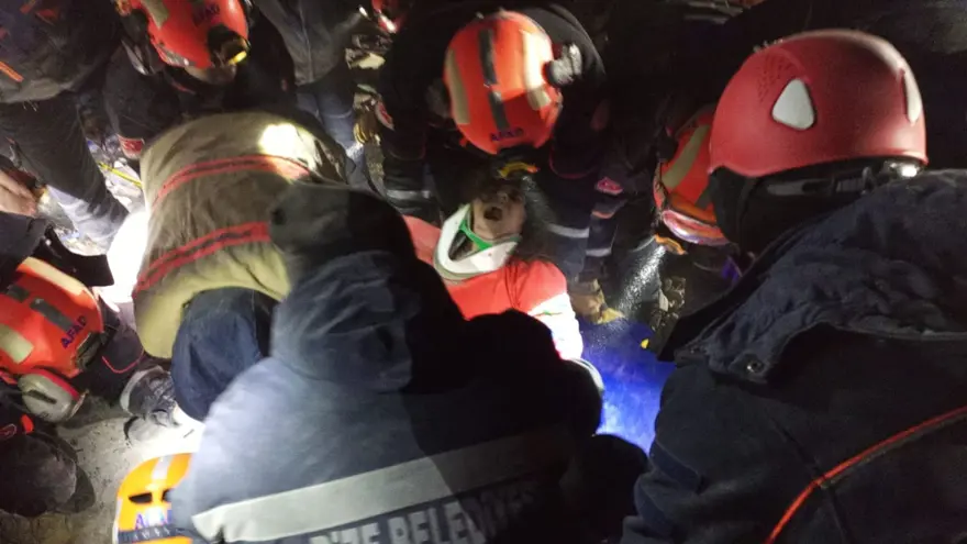 Enkaz altındakiler için zamana karşı yarış 114