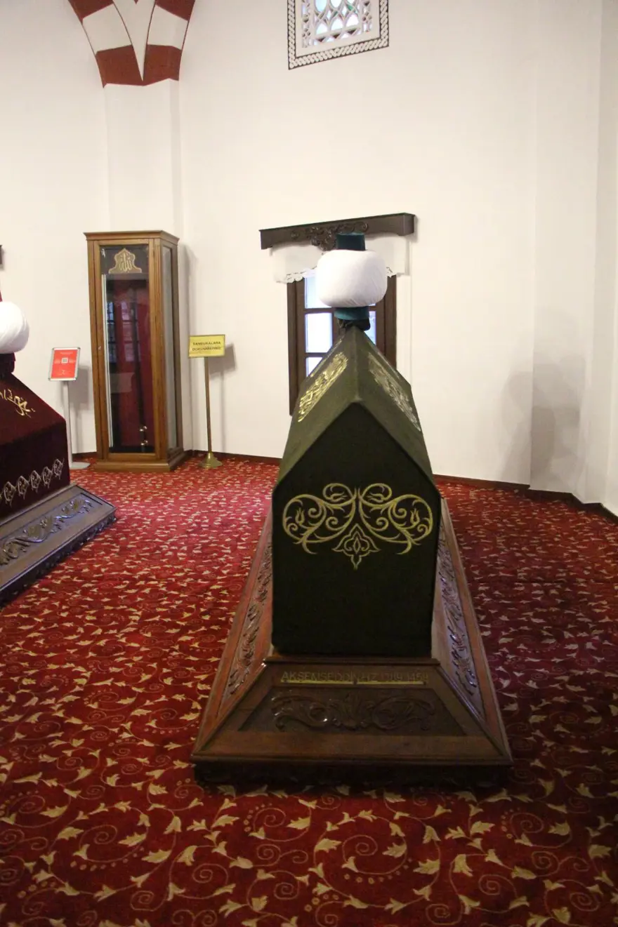 Türbeye Fransız tarzı tente takılmasına tepki 6 Türbeye Fransız tarzı tente takılmasına tepki 6