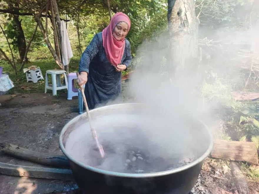 Halk arasında "kokulu üzüm" olarak biliniyor: Kazanlarda kaynatılıp şifa niyetine tüketiliyor 4 Halk arasında "kokulu üzüm" olarak biliniyor: Kazanlarda kaynatılıp şifa niyetine tüketiliyor 4
