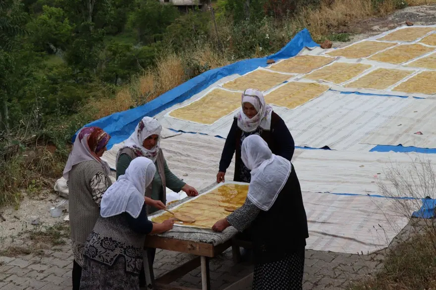 Yaz aylarında unla birlikte pişiriliyor: Hem sağlıklı hem besleyici, güneşin altında 2 gün kurutuluyor 2