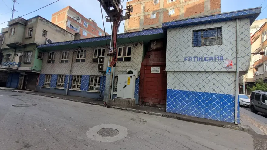 Camide oyun oynayan çocuklara bıçak çekti 3