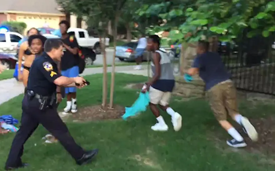 ABD polisinden siyahi gençlerin havuz partisine sert müdahale 4