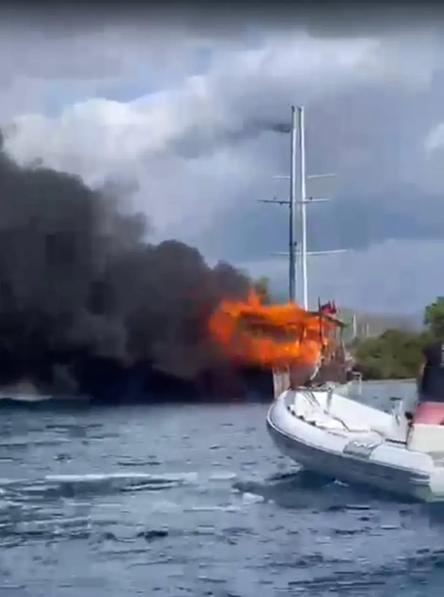 Fethiye'de tekne alev topuna döndü 2 Fethiye'de tekne alev topuna döndü 2