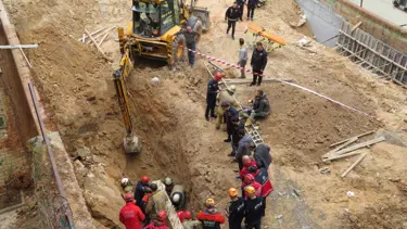 Sancaktepe'de bir işçi toprak altında kaldı
