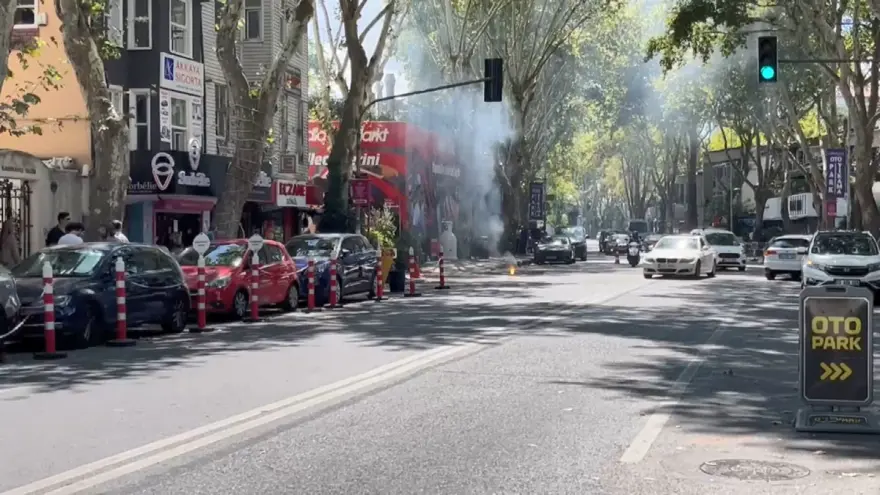 Sarıyer’deilginç görüntü: Yolun altından alev çıktı 6 Sarıyer’deilginç görüntü: Yolun altından alev çıktı 6