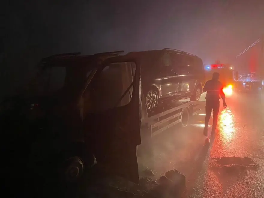 MustafaDestici’nin kaza yapan makam aracını taşıyan çekici yandı 1
