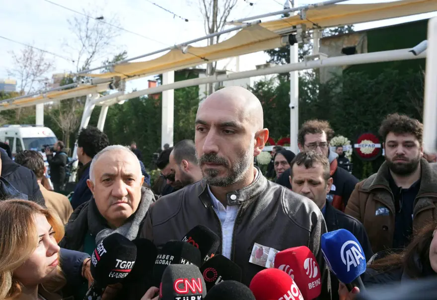 Yangın faciasında hayatını kaybeden eşi ve kızlarını son yolculuğuna uğurladı | Acılı baba: Devletimiz gereğini yapacaktır 2