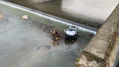 Ehliyetsiz sürücünün kullandığı servis minibüsü, otomobile çarptı: 9’u öğrenci, 10 yaralı