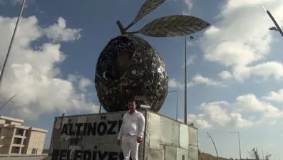 5 tonluk zeytin heykeli ilçenin merkezine yerleştirildi