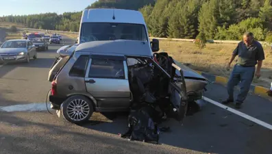 Minibüsle çarpışan otomobilin 80 yaşındaki sürücüsü öldü
