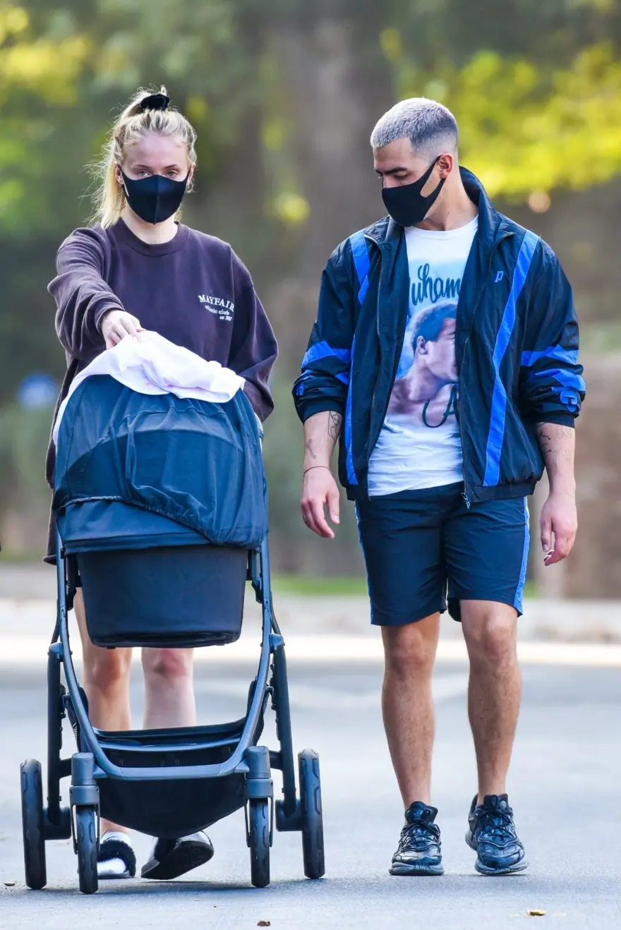 Sophie Turner ile Joe Jonas kızlarıyla yürüyüşte 4