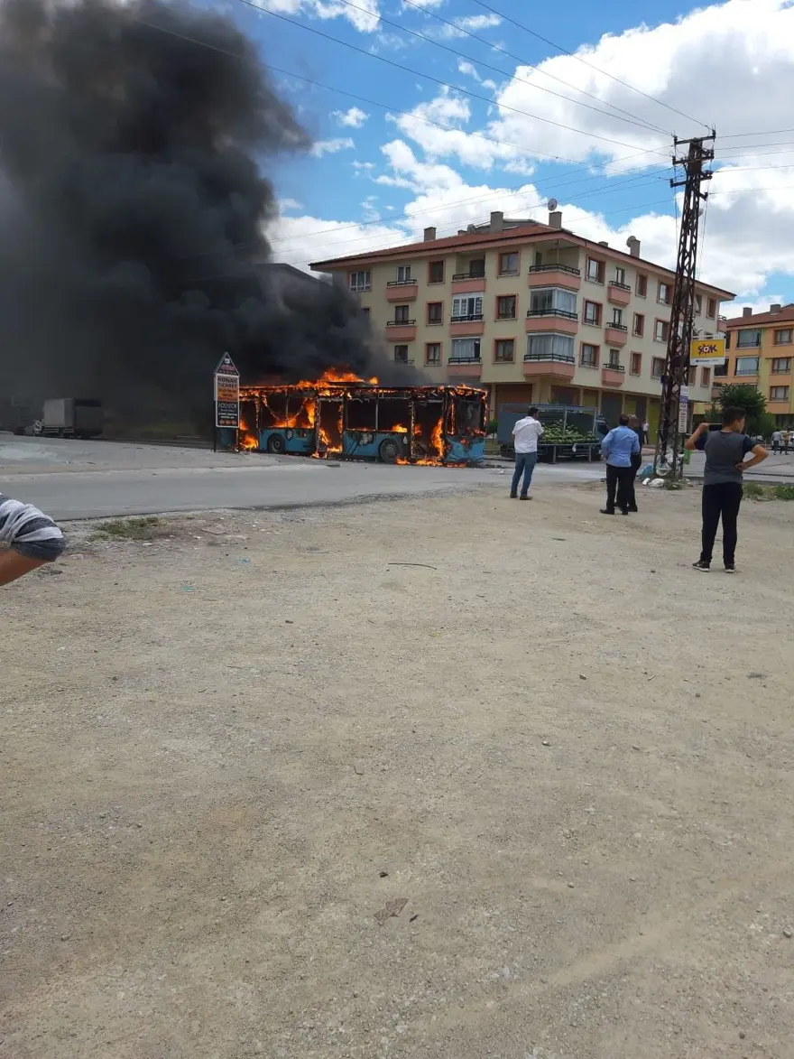 Halk otobüsü alev alev yandı 11