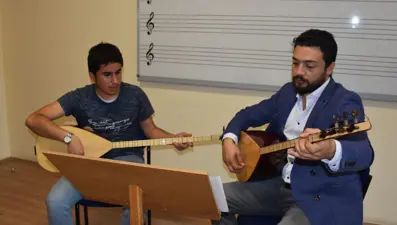 Görme engelli öğrencisi için Braille nota sistemini öğrendi