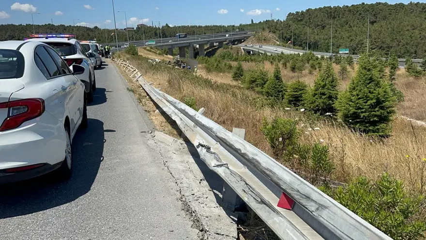 Kuzey Marmara Otoyolu’nda kamyon şarampoledevrildi: 2 yaralı 5