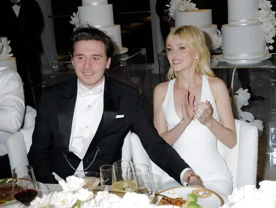 Köpeklerini boyatan Beckham çifti tepki çekti Köpeklerini boyatan Beckham çifti tepki çekti