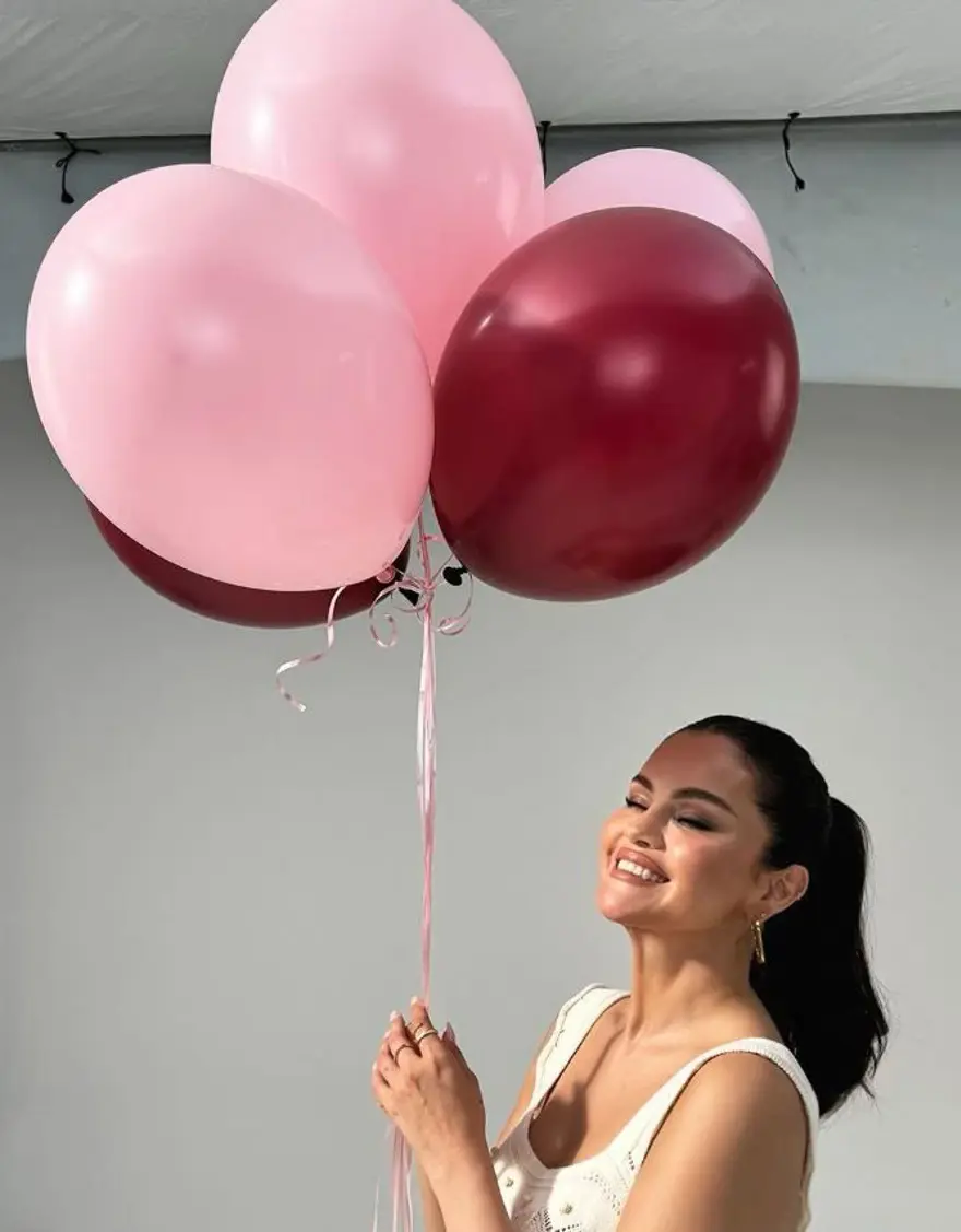 Selena Gomez gala tarzıyla Instagram'a damga vurdu 5