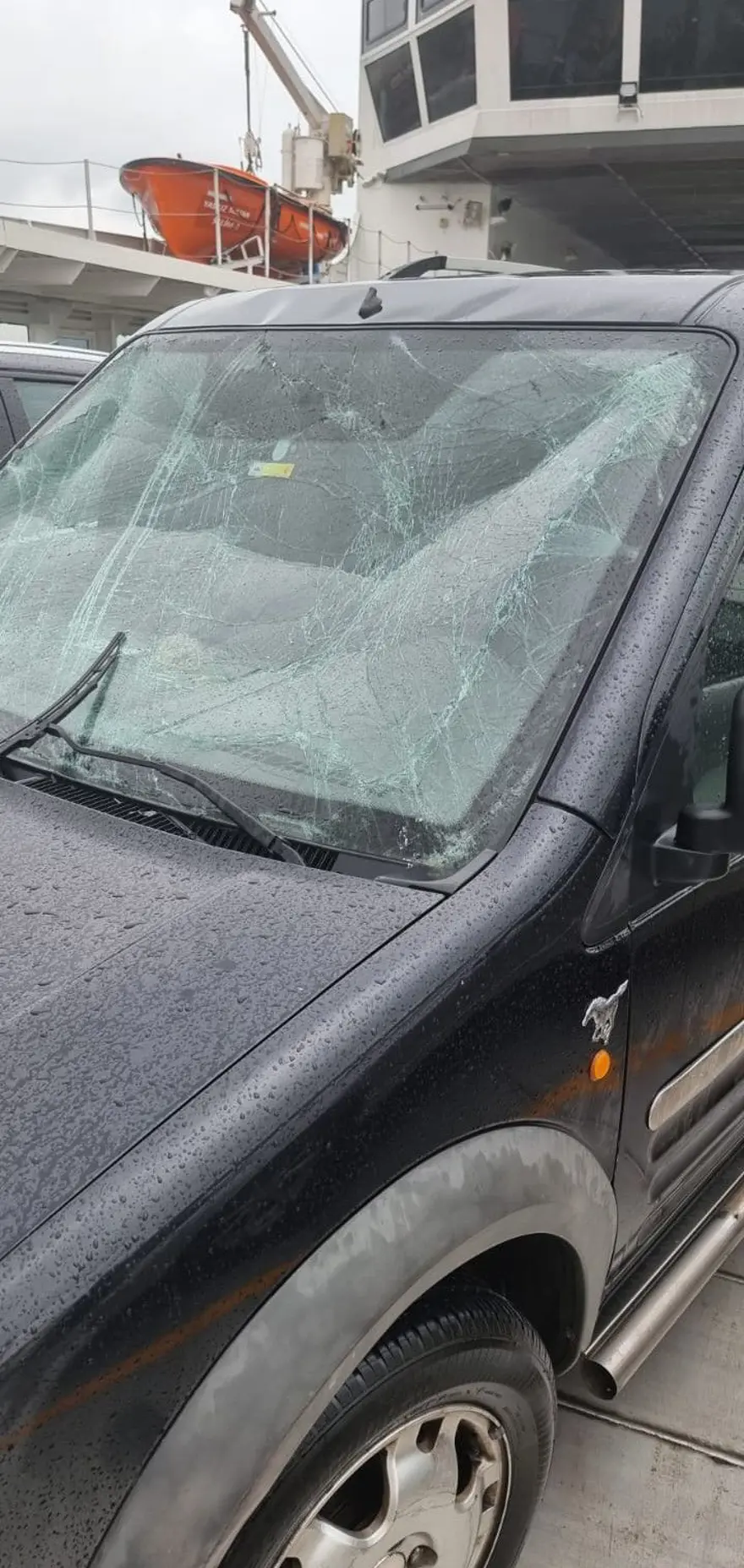 Arabalı vapurda korku dolu anlar: Dalgalar araçların camlarını kırdı Arabalı vapurda korku dolu anlar: Dalgalar araçların camlarını kırdı