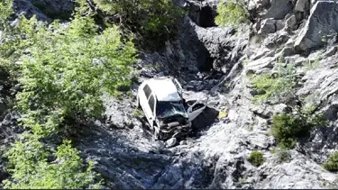 Otomobil uçuruma devrildi: 1 ölü, 1 yaralı