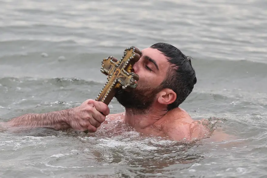 Buz gibi suda haç çıkarma töreni 3 Buz gibi suda haç çıkarma töreni 3