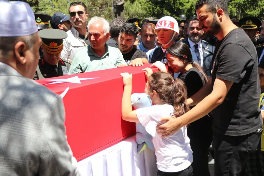 ELİNDE OYUNCAĞIYLA TABUTA SARILIP GÖZYAŞI DÖKTÜ 18