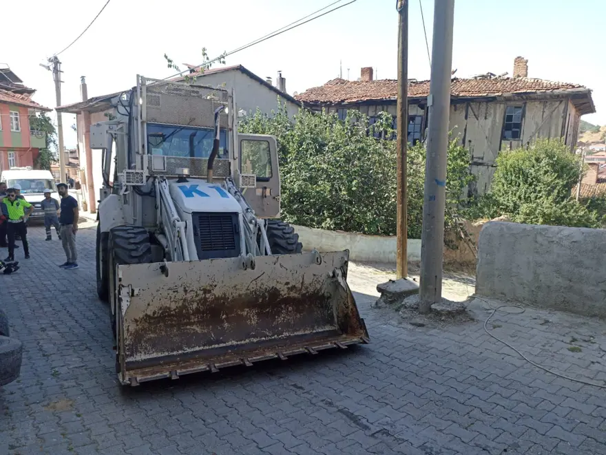 Ölenpolisin eşi “bomba gömdü” dedi, evin bahçesinde bomba araması yapıldı 4 Ölenpolisin eşi “bomba gömdü” dedi, evin bahçesinde bomba araması yapıldı 4