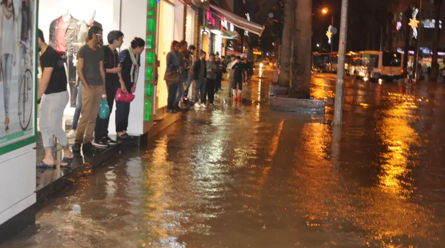Denizli'de yağış hayatı olumsuz etkiledi 9