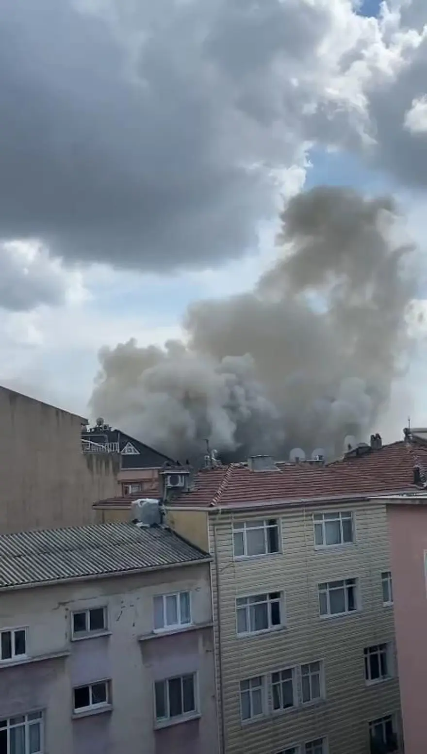 Beyoğlu’nda yangın paniği: Mahsur kalanları itfaiye kurtardı 4