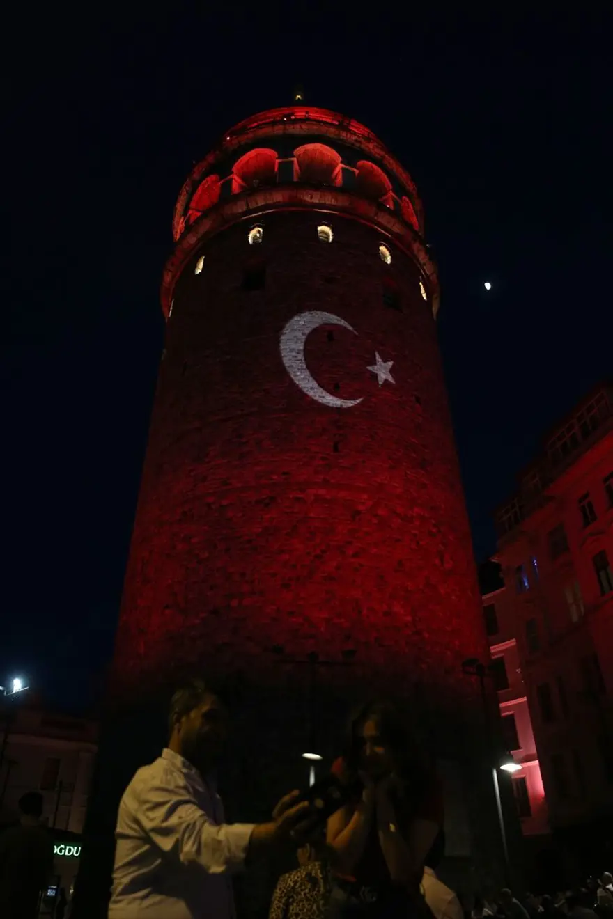İstanbul'un tarihi simgeleri Milli Takım'a destek için Kırmızı-Beyaza büründü 13