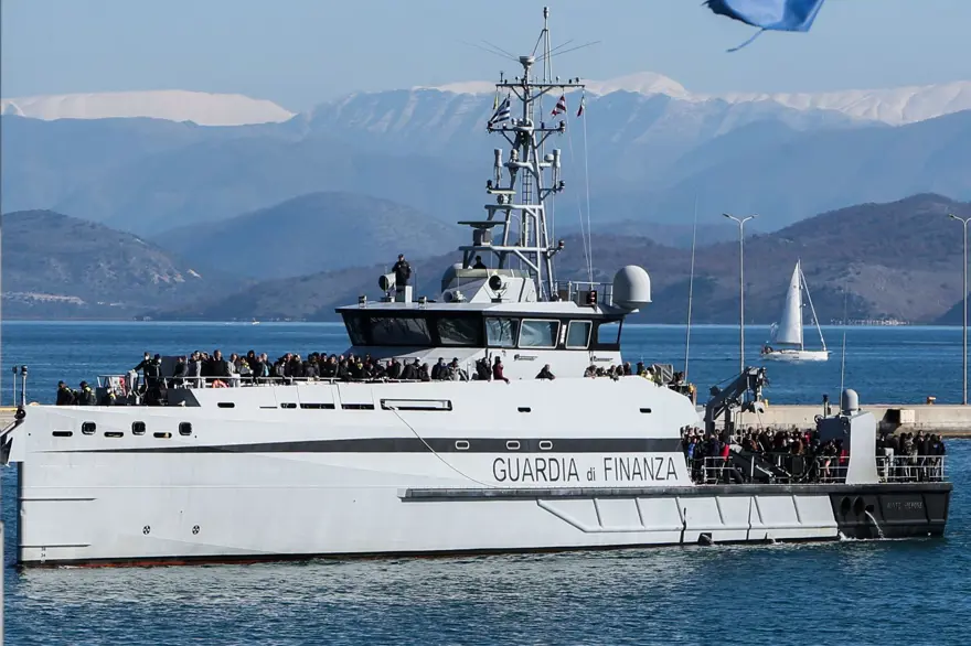 Yunanistan'da yolcu gemisinde yangın 12 Yunanistan'da yolcu gemisinde yangın 12