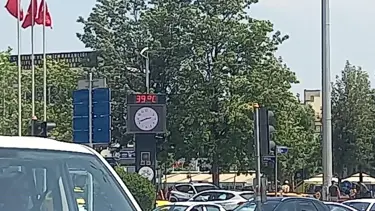 Termometreler 39 dereceyi gösterdi: Vatandaşlar gölgeye sığındı