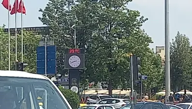 Termometreler 39 dereceyi gösterdi: Vatandaşlar gölgeye sığındı