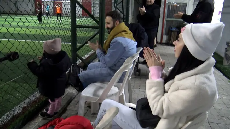 EŞİNİ SAHA KENARINDAN DESTEKLİYOR 6