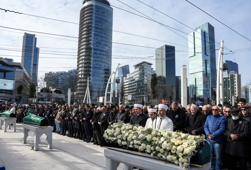 Yangın faciasında hayatını kaybeden eşi ve kızlarını son yolculuğuna uğurladı | Acılı baba: Devletimiz gereğini yapacaktır 1