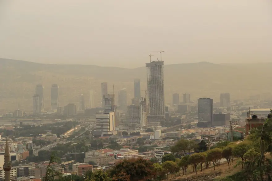 İzmir'de bulanık gökyüzü korkuttu 2